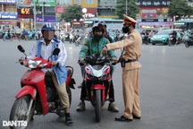 Tài xế xe máy vượt đèn đỏ: "Nhiều người vi phạm sao anh bắt mỗi mình em?"