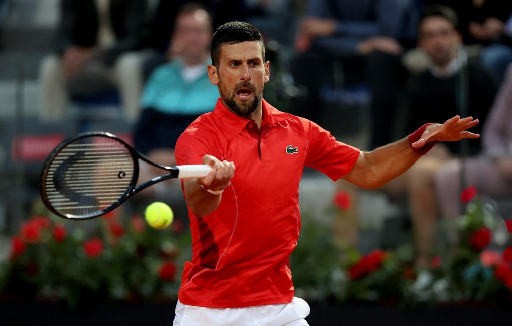 Djokovic gục xuống sân do bị ném chai trúng đầu - 1