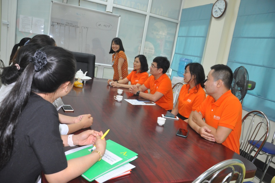 Bạn đọc Dân trí đưa cô gái suy thận vui mừng rời khỏi bệnh viện - 2 Bạn đọc Dân trí đưa cô gái suy thận vui mừng rời khỏi bệnh viện - 2