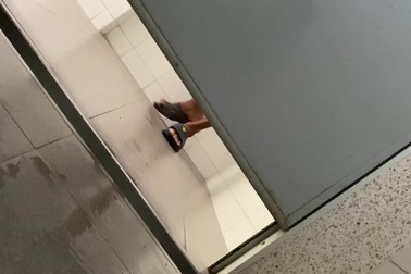 Cô gái giật mình thấy ánh mắt của kẻ biến thái nhòm ngó qua khe cửa WC