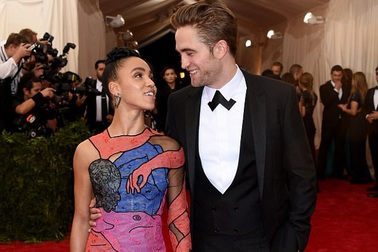 "Ma cà rồng" Robert Pattinson chia tay bạn gái sau 3 tháng đính hôn