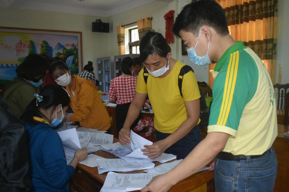 Không có điều kiện học trực tuyến: Thầy cô gõ cửa từng nhà giao bài tập - 5 Không có điều kiện học trực tuyến: Thầy cô gõ cửa từng nhà giao bài tập - 5