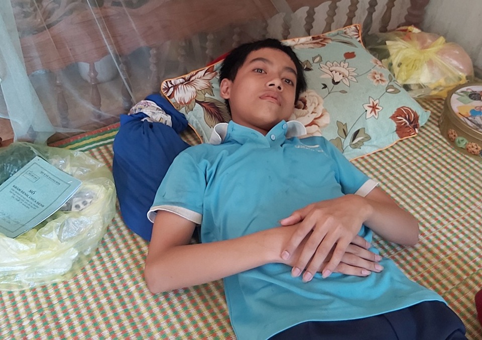 Thầy cô giáo rớt nước mắt thương cậu học trò nghèo nằm nhà chờ chết - 2 Thầy cô giáo rớt nước mắt thương cậu học trò nghèo nằm nhà chờ chết - 2