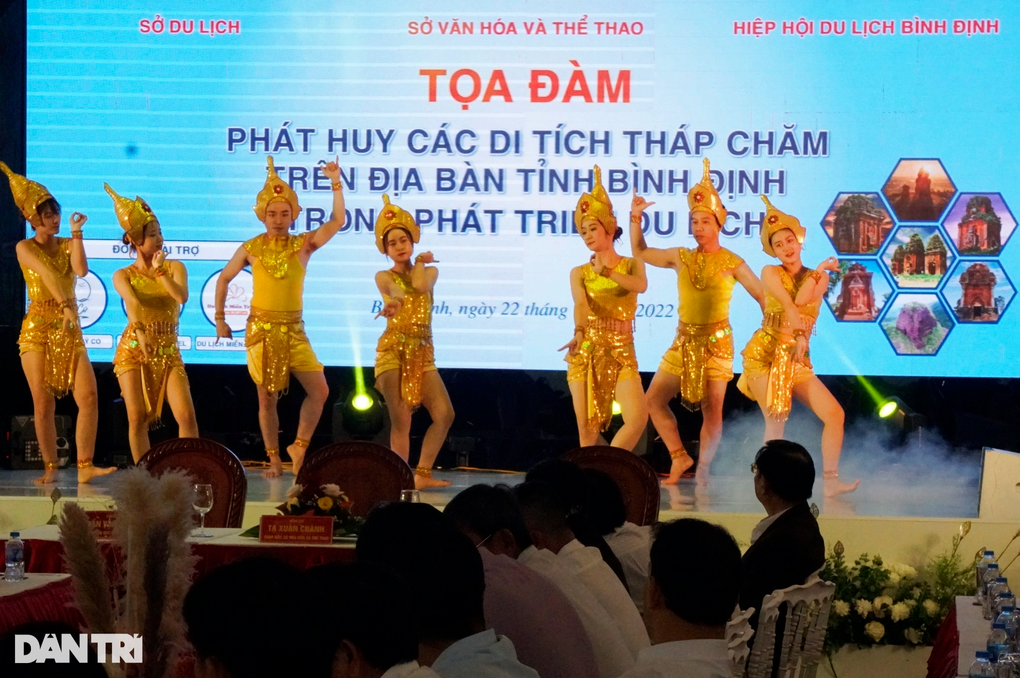 Bình Định làm tour riêng hút khách đến tháp Chăm nghìn năm tuổi - 1 Bình Định làm tour riêng hút khách đến tháp Chăm nghìn năm tuổi - 1