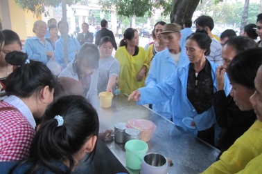 Những bát cháo ấm lòng bệnh nhân nghèo