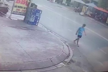 Toàn cảnh đối tượng giật dây chuyền vàng của người đi bộ