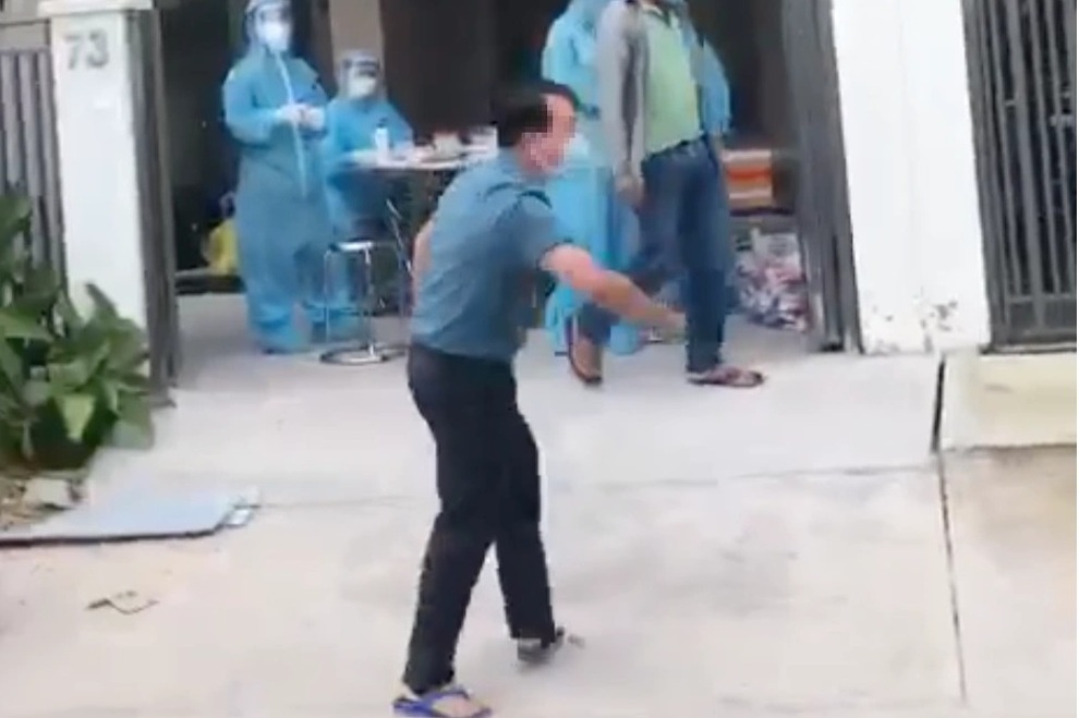 screenshot2021-07-22at32930pm_pozx.jpeg nhân viên y tế đạp bị đạp đổ bàn.jpeg