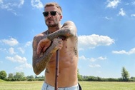David Beckham say mê nuôi gà, trồng rau