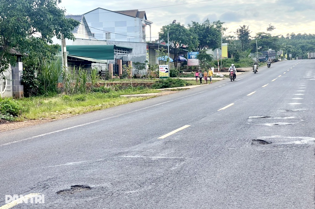 Ngán ngẩm tuyến đường BOT huyết mạch xuống cấp, vá víu sơ sài - 3 Ngán ngẩm tuyến đường BOT huyết mạch xuống cấp, vá víu sơ sài - 3
