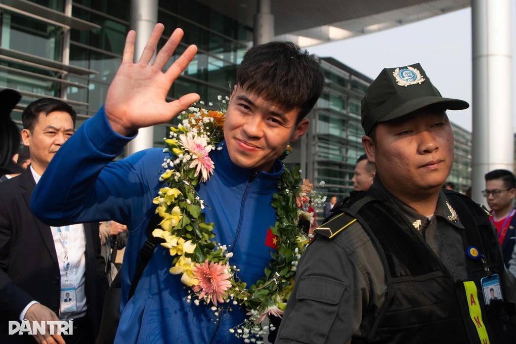 Duy Mạnh hé lộ hội thoại với Supachok, Văn Thanh phản ứng khi bị ném giày - 1 Duy Mạnh hé lộ hội thoại với Supachok, Văn Thanh phản ứng khi bị ném giày - 1