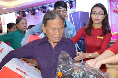 Ấm tình người ở vùng tâm bão