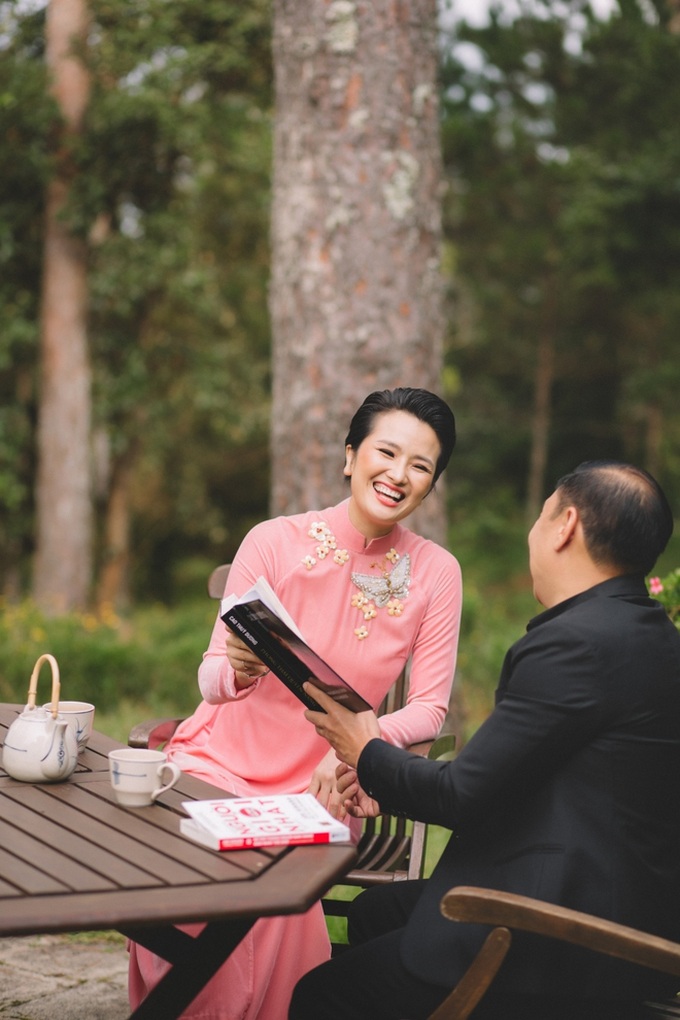 Cao Thùy Dương biến hóa với áo dài ở Đà Lạt - Ảnh 9. Cao Thùy Dương biến hóa với áo dài ở Đà Lạt - Ảnh 9.