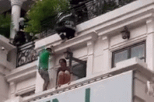 Thót tim giây phút giải cứu cô gái trẻ định nhảy lầu tự tử