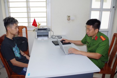 Tạm giữ 11 đối tượng ở Ninh Bình mang hung khí đuổi nhau trên đường