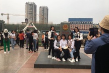 Hàng ngày có 1.500 - 2.000 lượt người qua cửa khẩu quốc tế Lào Cai