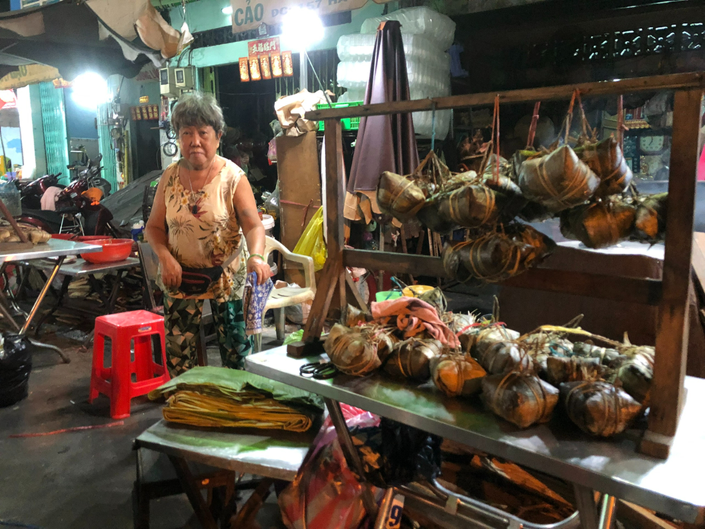 Lò bánh luôn đỏ lửa của cụ bà 62 tuổi, mỗi ngày bán 300 cái - 1