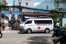 Thi thể nam giới đang phân hủy trôi trên kênh ở TPHCM