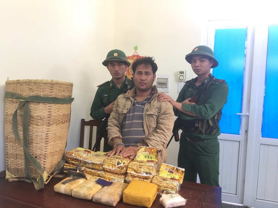 Bắt đối tượng người Lào gùi 10kg ma túy đá và 20.000 viên ma túy qua biên giới - 1 Bắt đối tượng người Lào gùi 10kg ma túy đá và 20.000 viên ma túy qua biên giới - 1