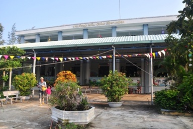 Phụ huynh “tố” trường lạm thu, trường bảo thu đúng quy định