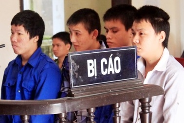 Dụ đi chơi, cùng đồng bọn hiếp dâm bạn gái