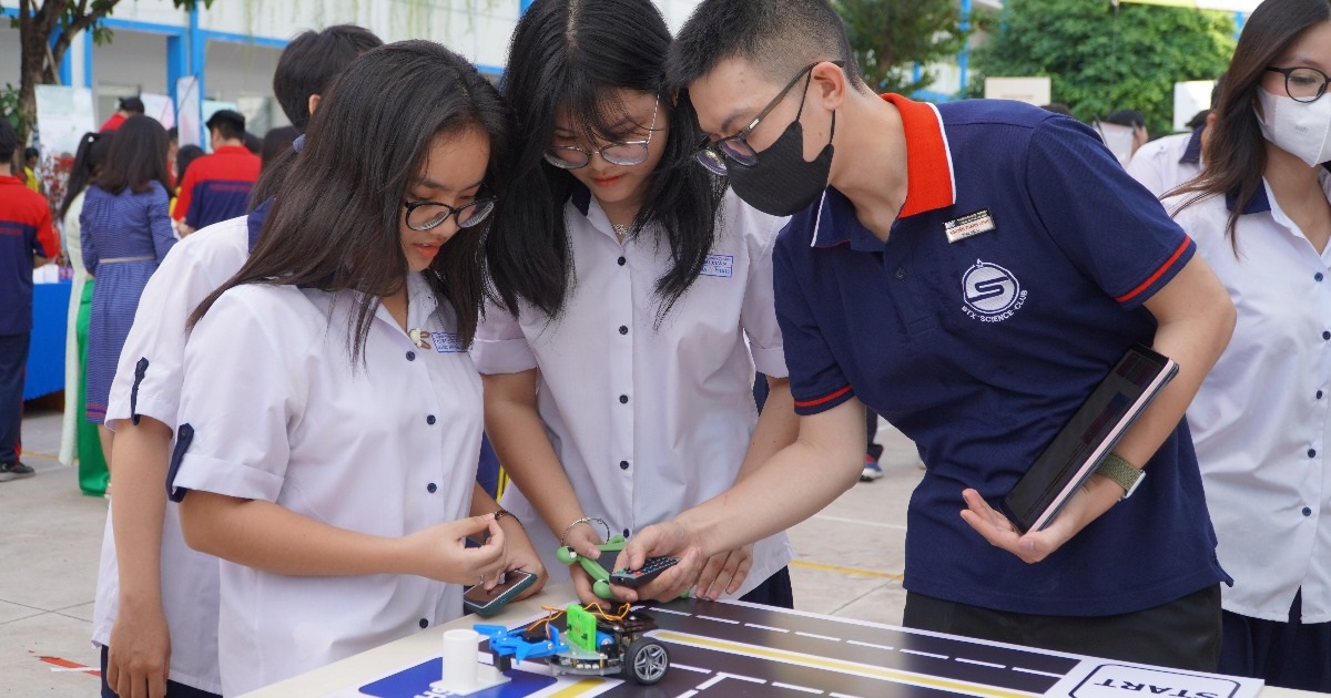View - Học sinh lớp 10 ra mắt sản phẩm AI, robot tiện ích | Báo Dân trí