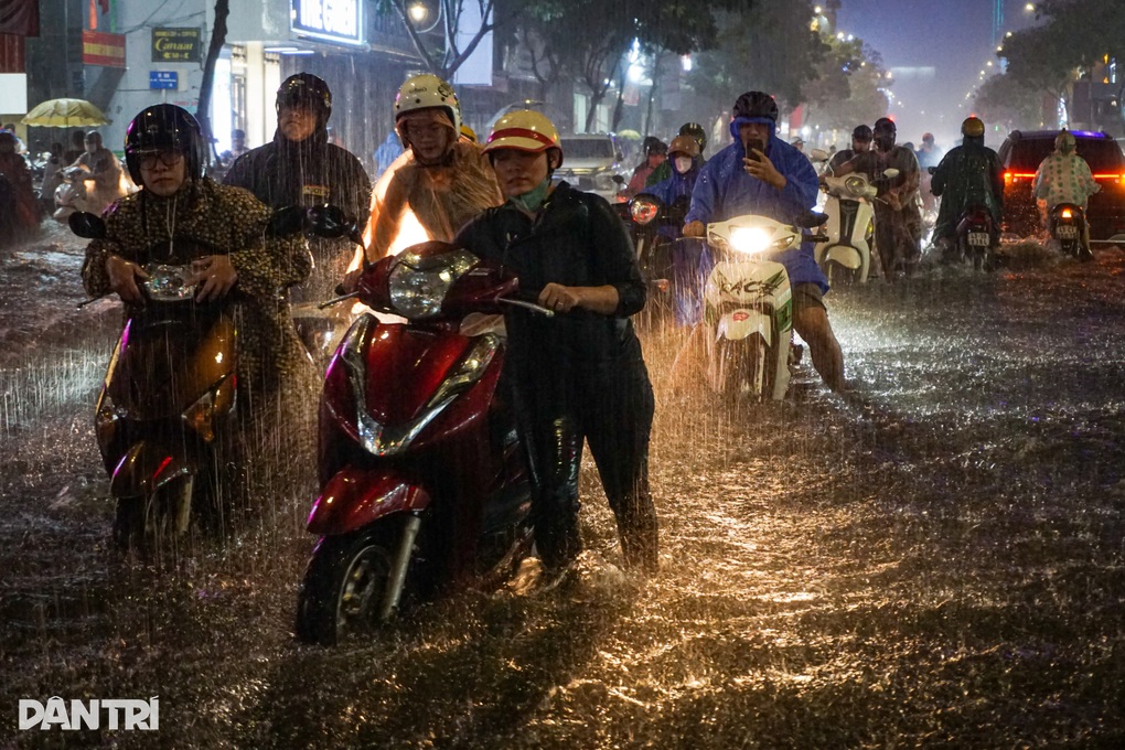 Mưa xối xả, người dân Đà Nẵng chật vật lội nước về nhà - 2