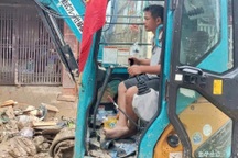 Người đàn ông Hưng Yên lái xe 6 tiếng đi 160km tới Thái Nguyên giúp dọn bùn