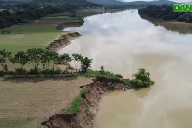 Sạt lở bờ sông, hàng chục hộ dân sống trong thấp thỏm, lo âu