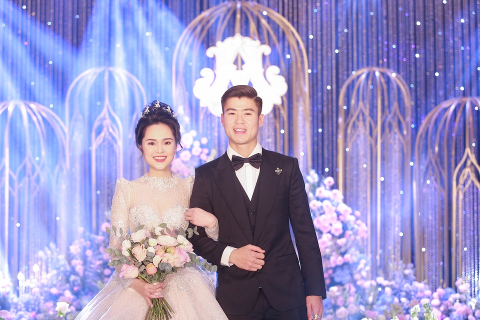 Cô dâu của cầu thủ Duy Mạnh mặc váy cưới, trang sức kim cương tiền tỷ - 5 Cô dâu của cầu thủ Duy Mạnh mặc váy cưới, trang sức kim cương tiền tỷ - 5