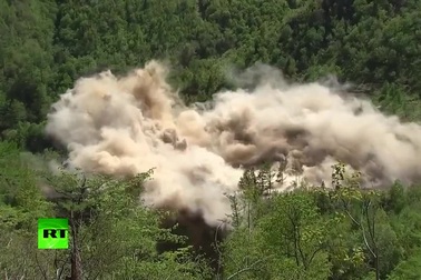 Cận cảnh vụ phá hủy bãi thử hạt nhân Triều Tiên bằng thuốc nổ