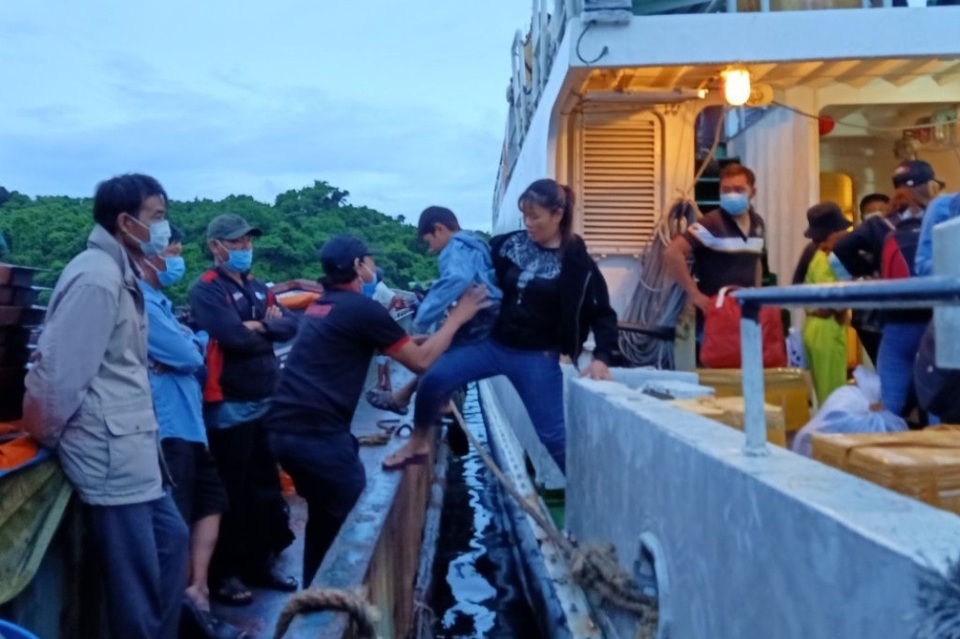 Hải quân Vùng 5 đưa 172 người từ đảo Thổ Châu về Phú Quốc bỏ phiếu - 1 Hải quân Vùng 5 đưa 172 người từ đảo Thổ Châu về Phú Quốc bỏ phiếu - 1