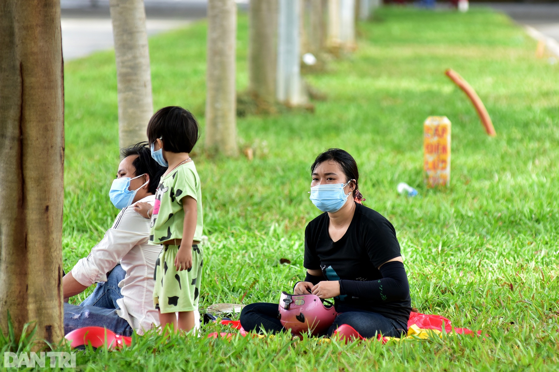 Lực lượng tuần tra dẫn đoàn người ở cửa ngõ định về quê quay trở lại TPHCM - 8 Lực lượng tuần tra dẫn đoàn người ở cửa ngõ định về quê quay trở lại TPHCM - 8