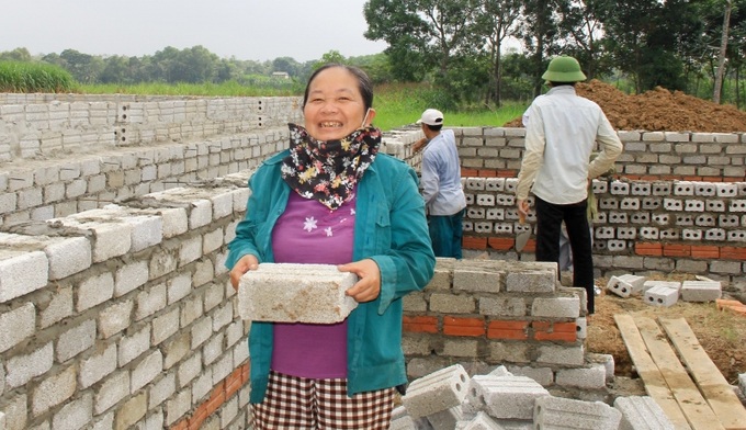 Niềm vui của chị Nguyễn Thị Lý khi đạt những viên gạch đầu tiên xây nhà trên bờ sau bao năm lênh đênh sông nước