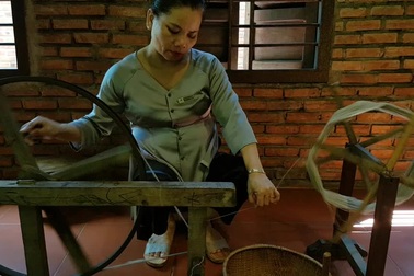 Trình diễn nuôi tằm, ươm tơ, dệt lụa