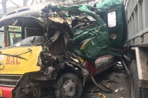 Xe buýt nát bét sau va chạm, nhiều người bị thương