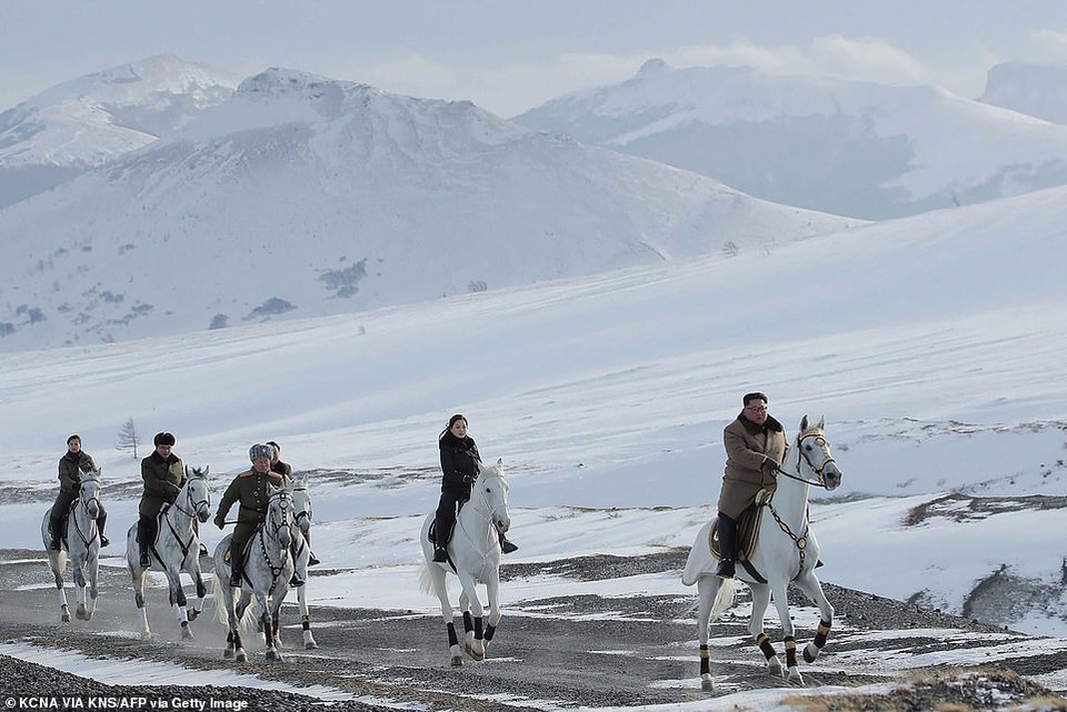 Video ông Kim Jong-un cùng phu nhân cưỡi bạch mã trên đỉnh núi thiêng - 2