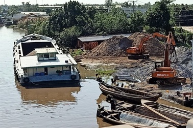 Một người đàn ông tử vong bất thường dưới xà lan chở cát