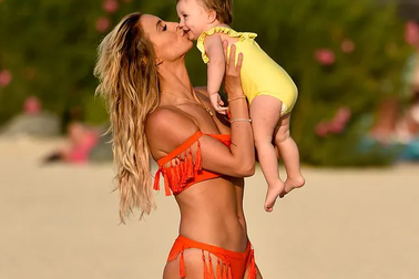 Phom dáng đáng ngưỡng mộ của Ferne McCann