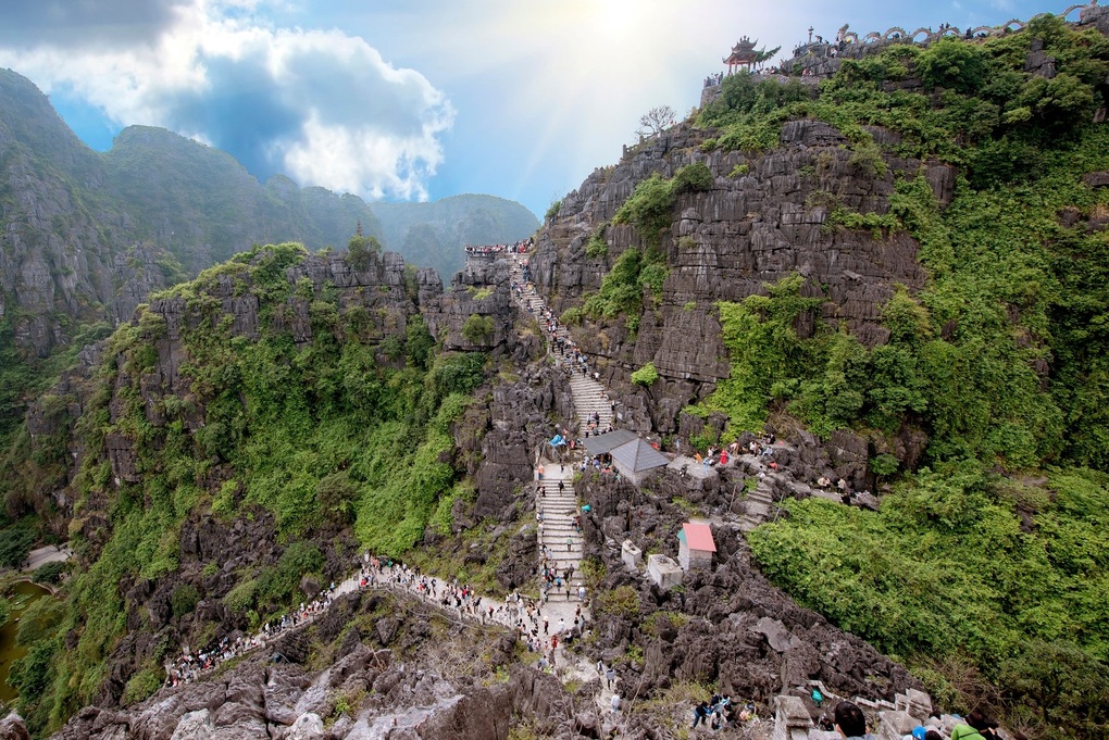 Những điểm du xuân đông kín người đến ngộp thở ở Ninh Bình - 14 Những điểm du xuân đông kín người đến ngộp thở ở Ninh Bình - 14