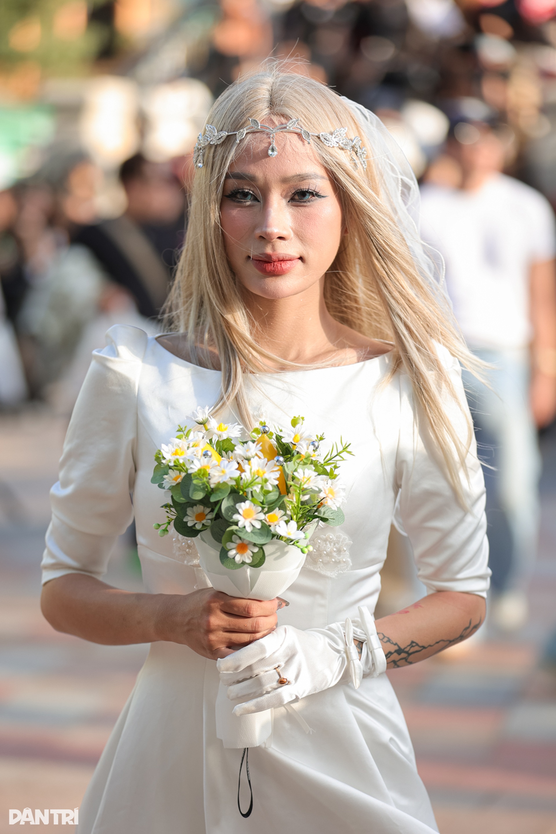 Fan mặc váy cô dâu đi gặp G-Dragon tại đêm nhạc ở Hưng Yên - 2