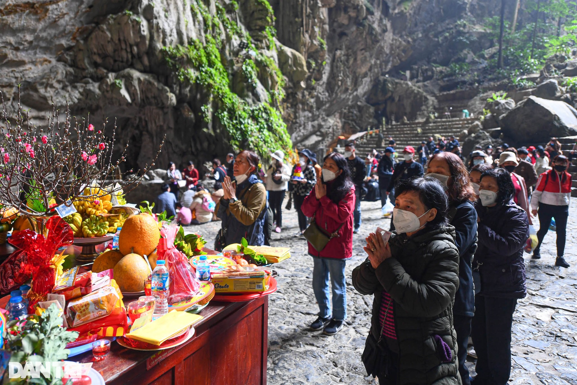 Hàng nghìn du khách trẩy hội chùa Hương trong ngày mở cửa thí điểm - 18 Hàng nghìn du khách trẩy hội chùa Hương trong ngày mở cửa thí điểm - 18