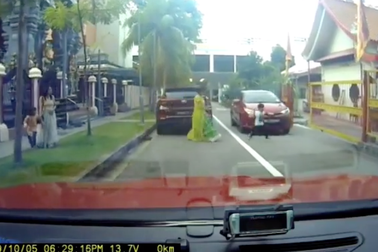 Thót tim bé trai bị ôtô chèn qua người vẫn đứng bật dậy