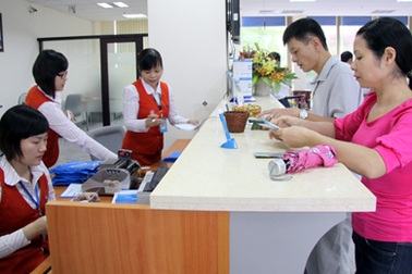 Lộ diện ngân hàng đầu tiên giảm thu nhập nhân viên