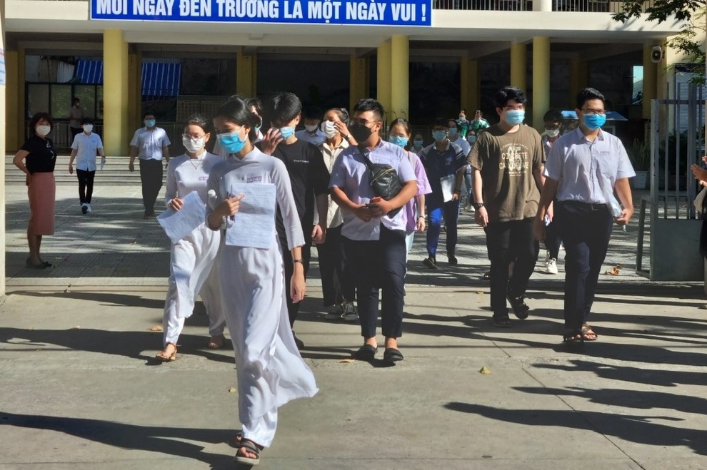 Thí sinh nhận định đề thi tiếng Anh dễ, làm được 90% bài thi - 5 Thí sinh nhận định đề thi tiếng Anh dễ, làm được 90% bài thi - 5
