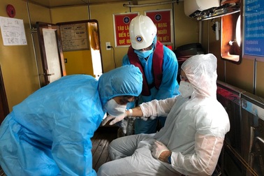 Cứu thợ máy quốc tịch Ukraine nguy kịch trên biển Khánh Hòa