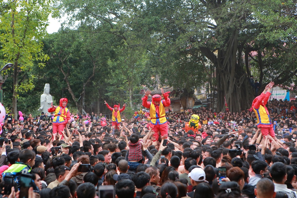 Hàng nghìn người tham dự lễ rước quả pháo khổng lồ ở Đồng Kỵ - 10 Hàng nghìn người tham dự lễ rước quả pháo khổng lồ ở Đồng Kỵ - 10