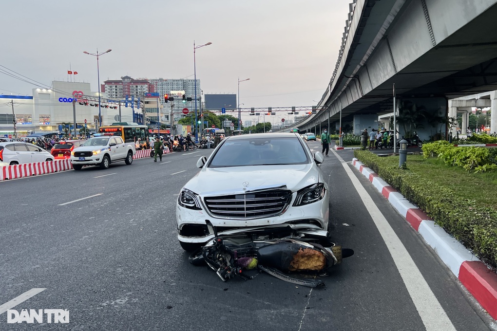 Vụ ô tô Mercedes tông 10 xe máy ở TPHCM: Một nữ sinh đã tử vong - 1