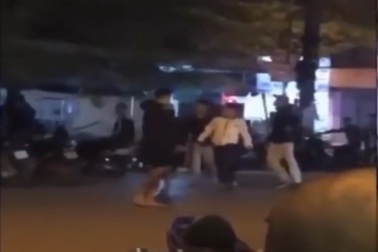 Triệu tập hai nhóm thanh niên hỗn chiến vì một cô gái