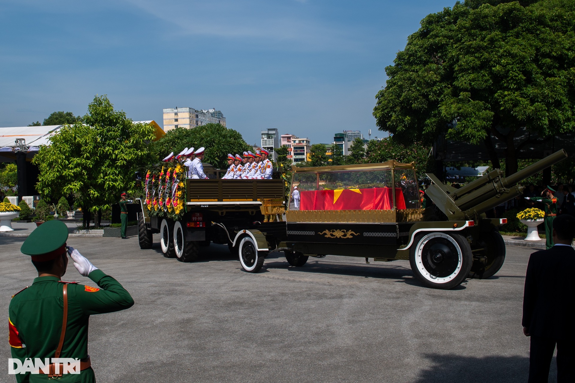 Hình ảnh đoàn xe đưa linh cữu Tổng Bí thư di chuyển trên đường phố Hà Nội - 22