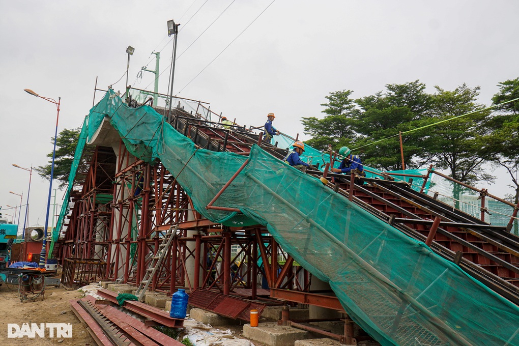 Đề xuất lắp thang máy cho cầu bộ hành dọc tuyến metro số 1 - 1 Đề xuất lắp thang máy cho cầu bộ hành dọc tuyến metro số 1 - 1